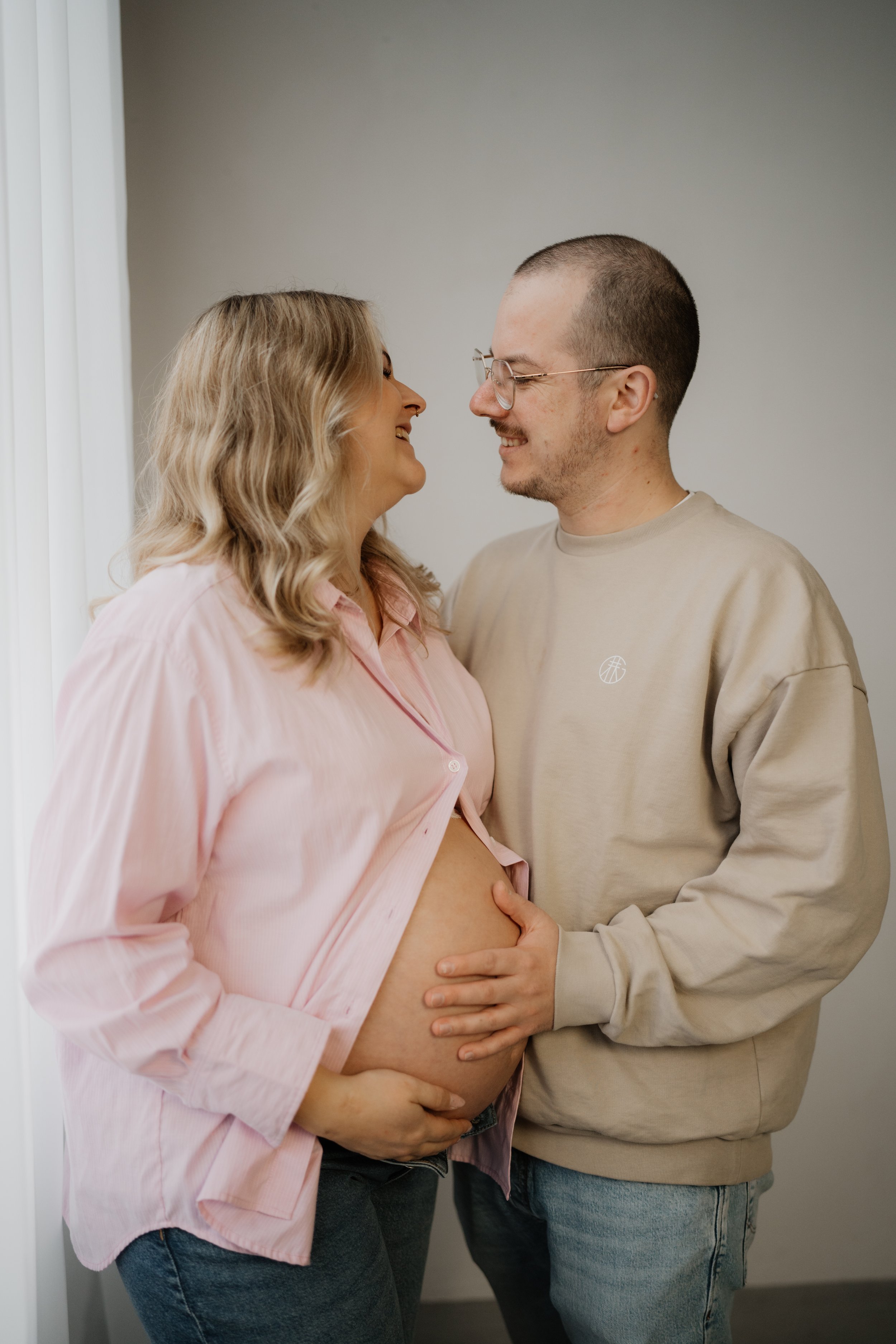 Paar beim Babybauch-Shooting im Studio in Köln