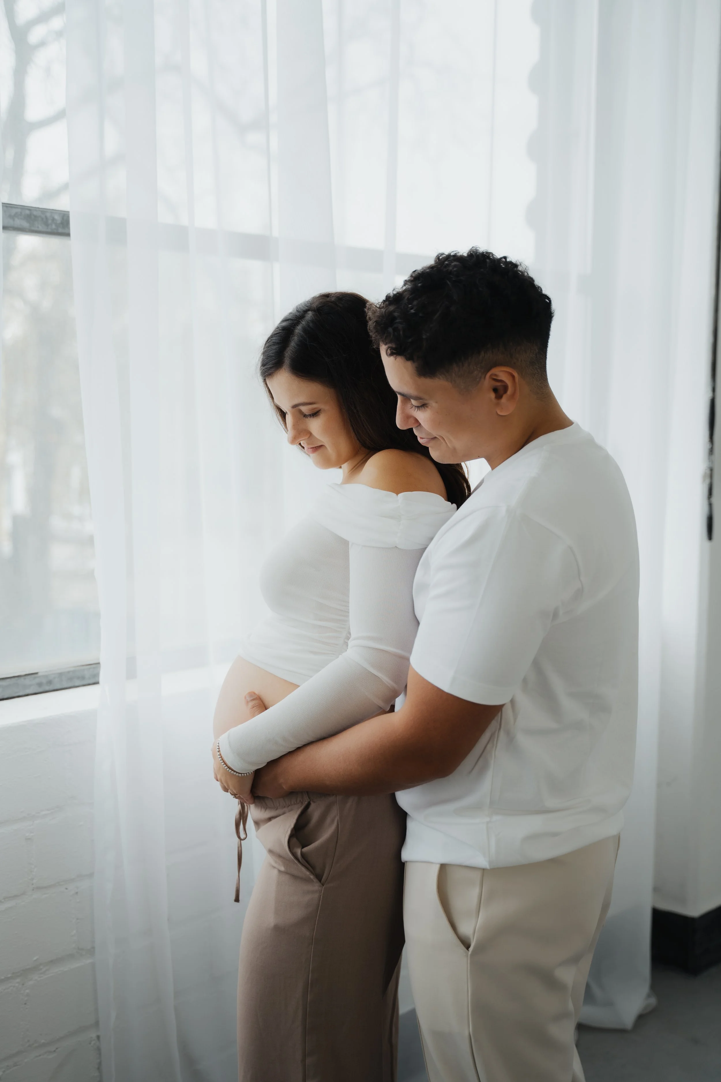 Paar beim Babybauchshooting im Studio in Köln