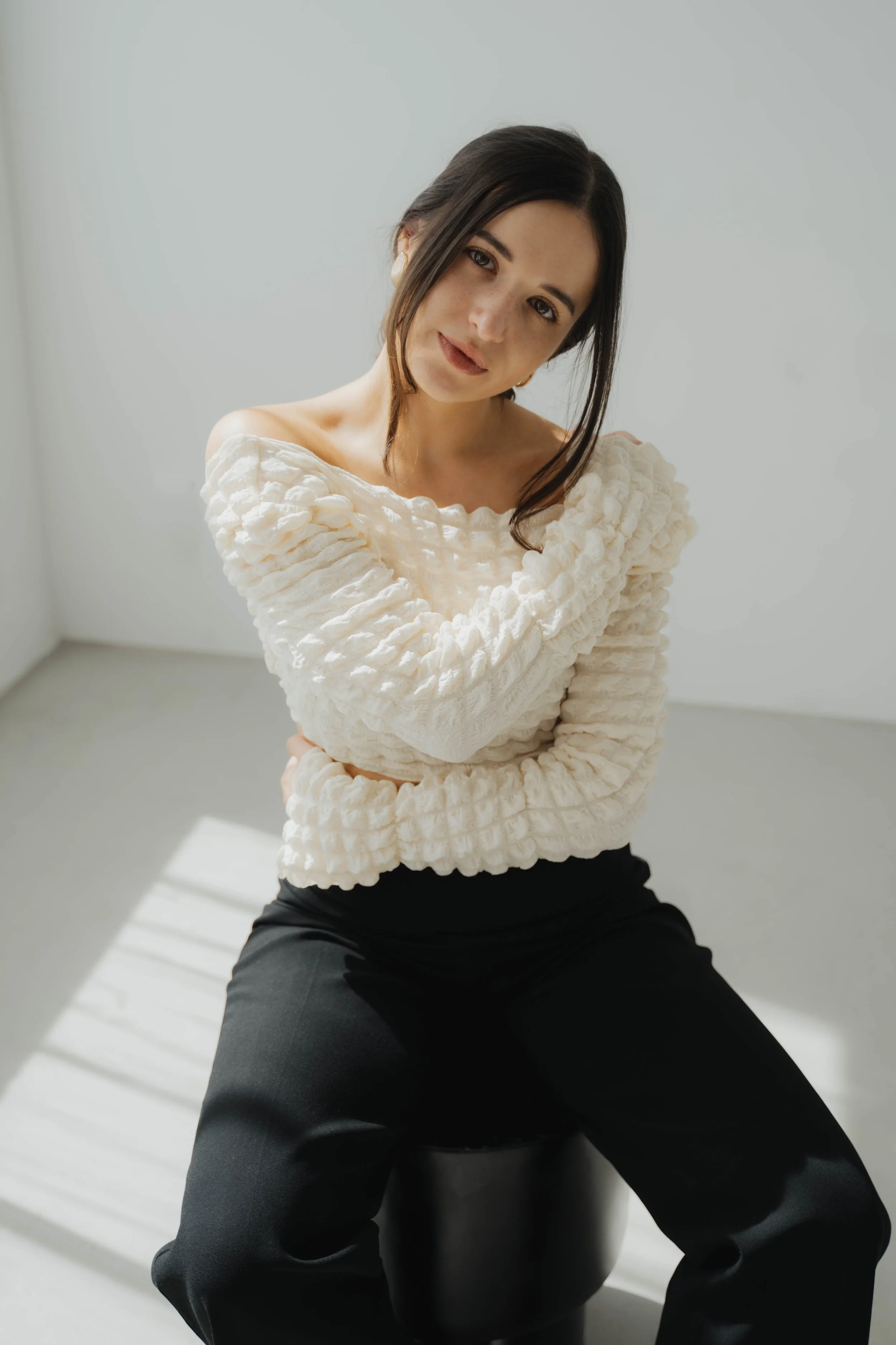 Fashionfotografie einer Frau im weißen Outfit mit natürlichem Licht.