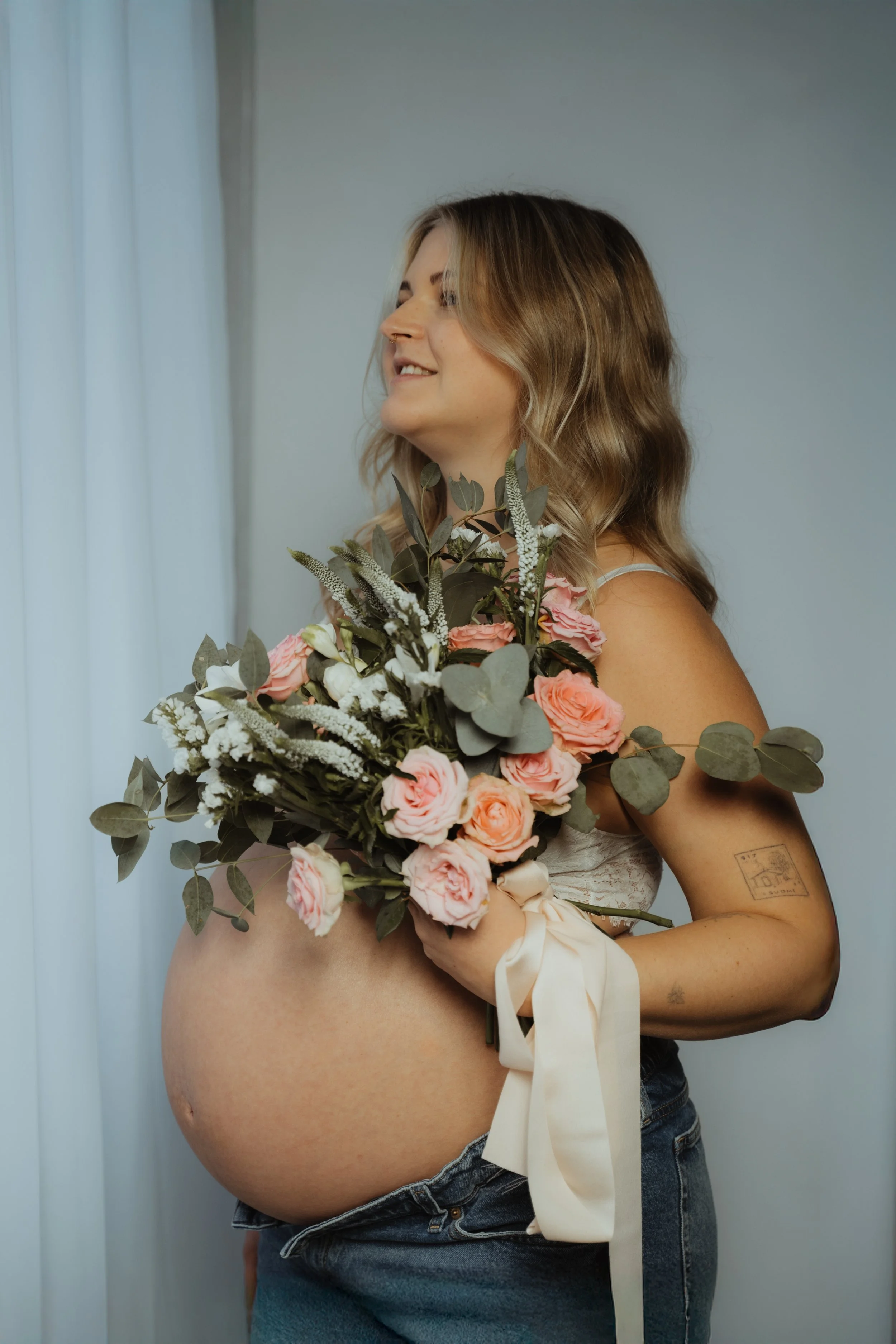 Schwangere Frau mit Blumen beim Babybauchshooting in Köln
