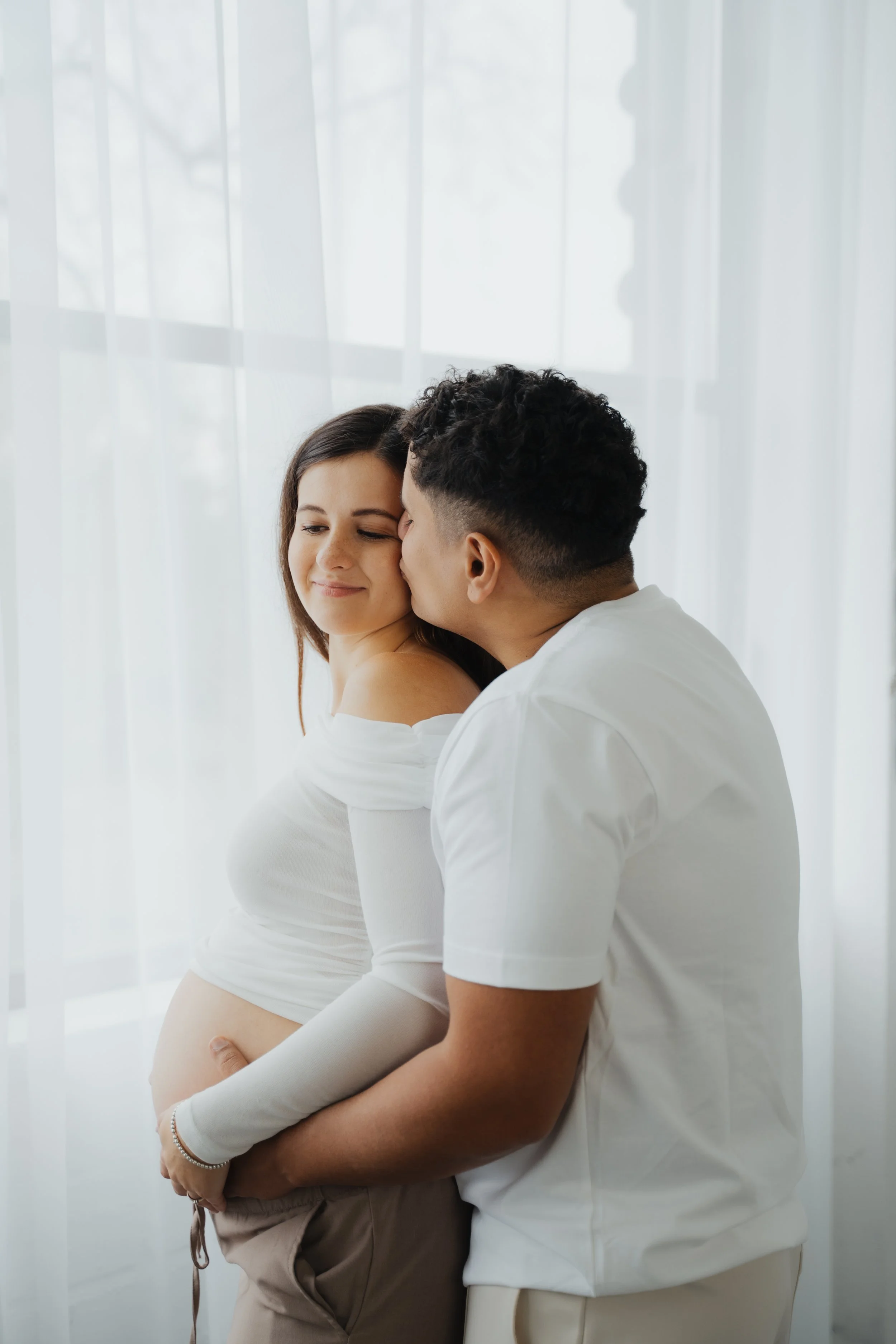 Paar beim Babybauch-Shooting im Studio in Köln