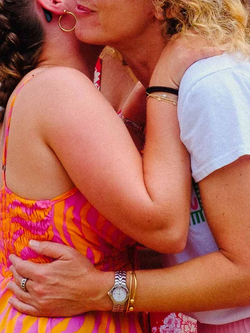 Deux personnes s'embrassent tendrement.