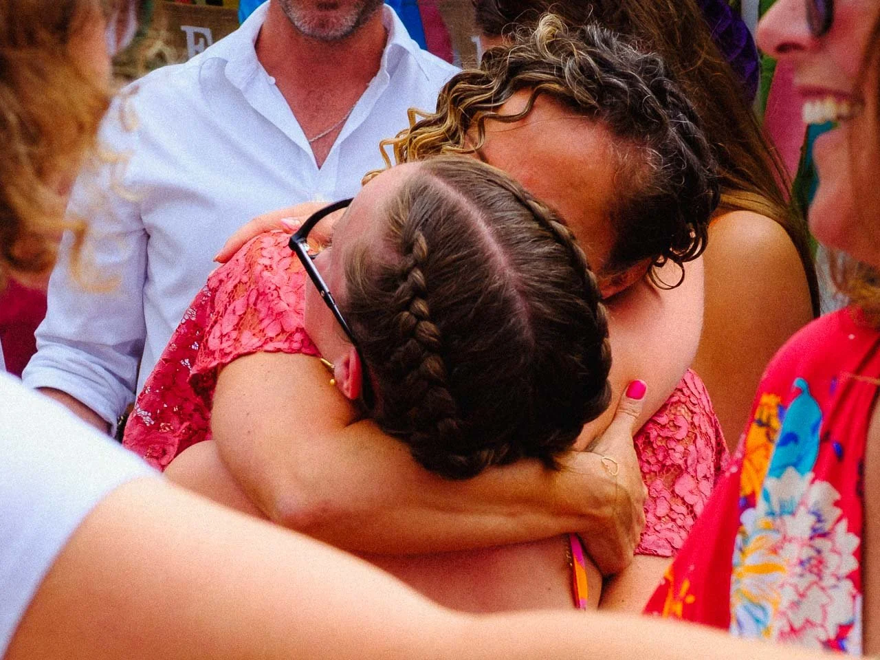 Gros plan d'un groupe de personnes qui s'embrassent ou se serrent dans une accolade chaleureuse lors d'un anniversaire.