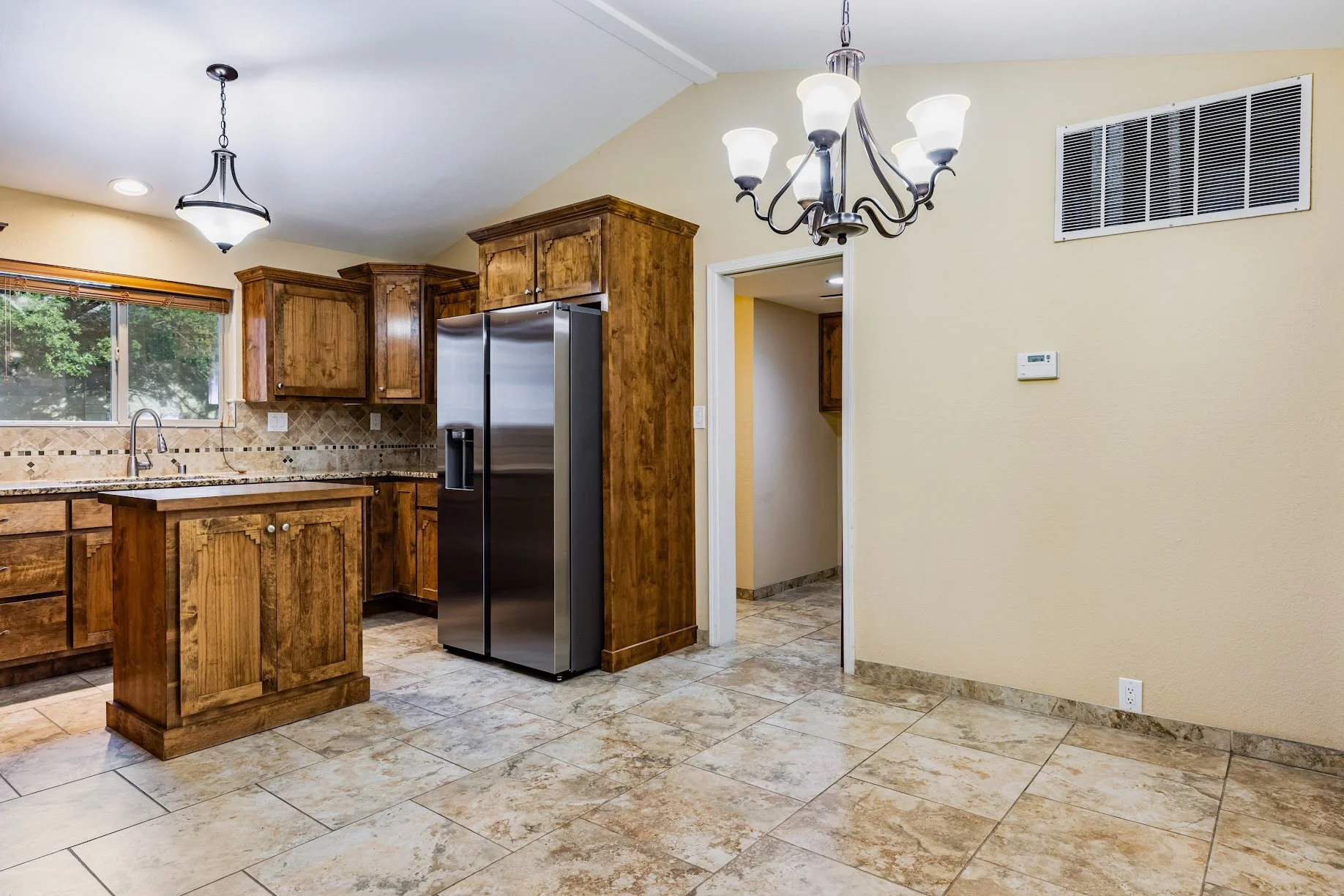 TraditionRealEstate_5612ChelwoodParkBoulevardNE_-12.jpg