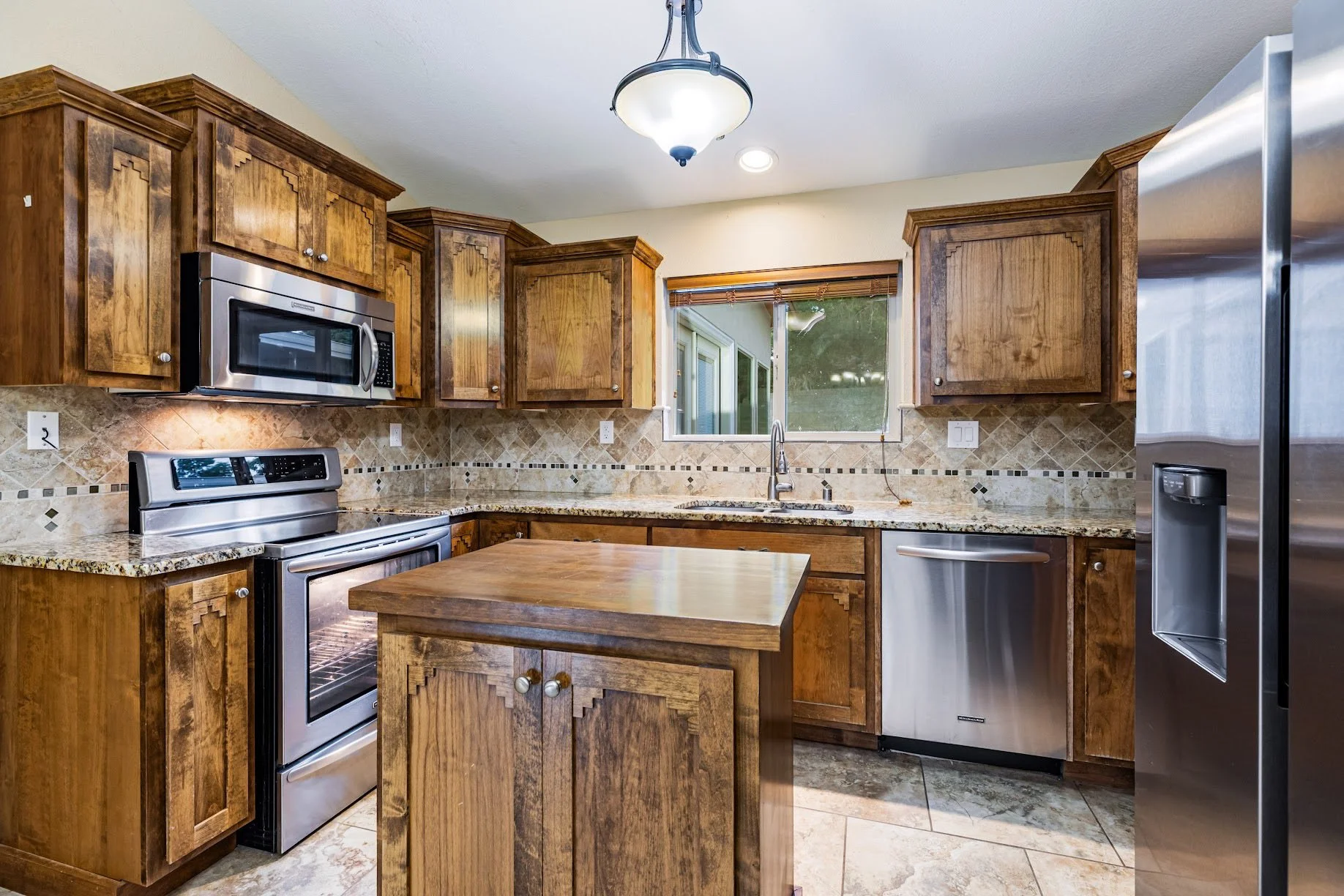 TraditionRealEstate_5612ChelwoodParkBoulevardNE_-14.jpg