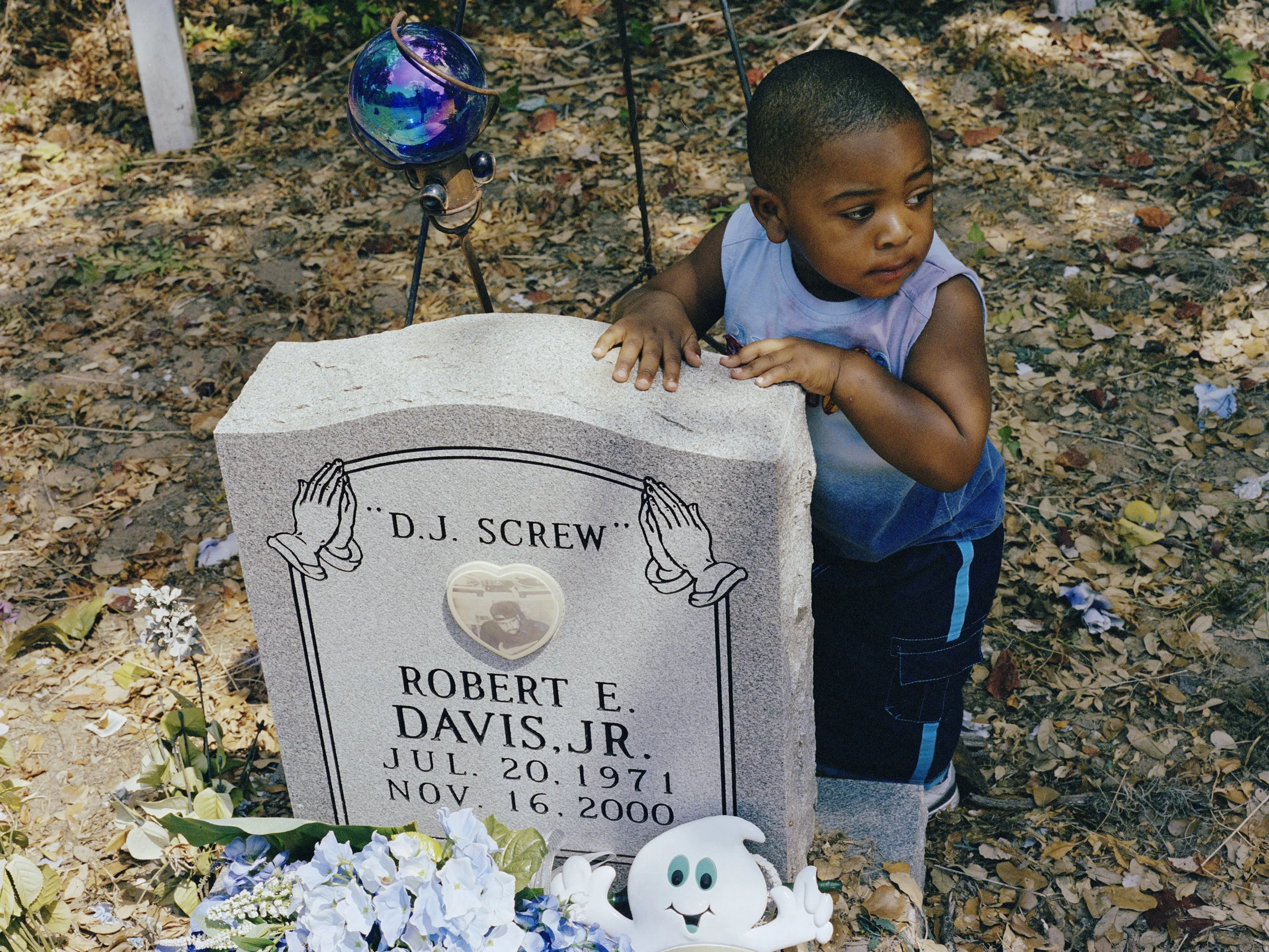 DJ Screw's Nephew at his Gravesite