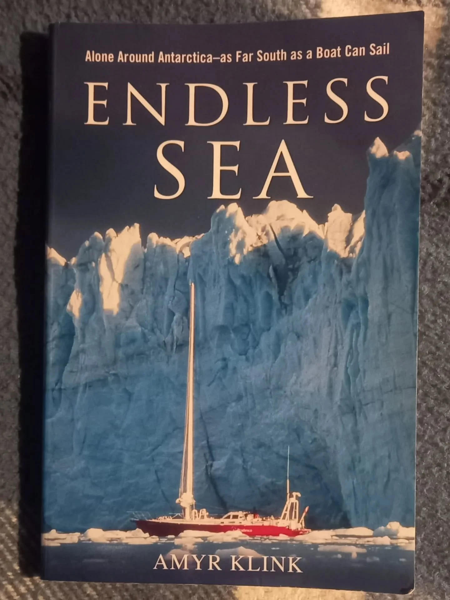 "Depois de muito procurar este livro, eis que o encontrei ontem, aqui na Ant&aacute;rtida. Uma incr&iacute;vel aventura de #amyrklink. "
#amyrklink 
#antartida
#endlesssea