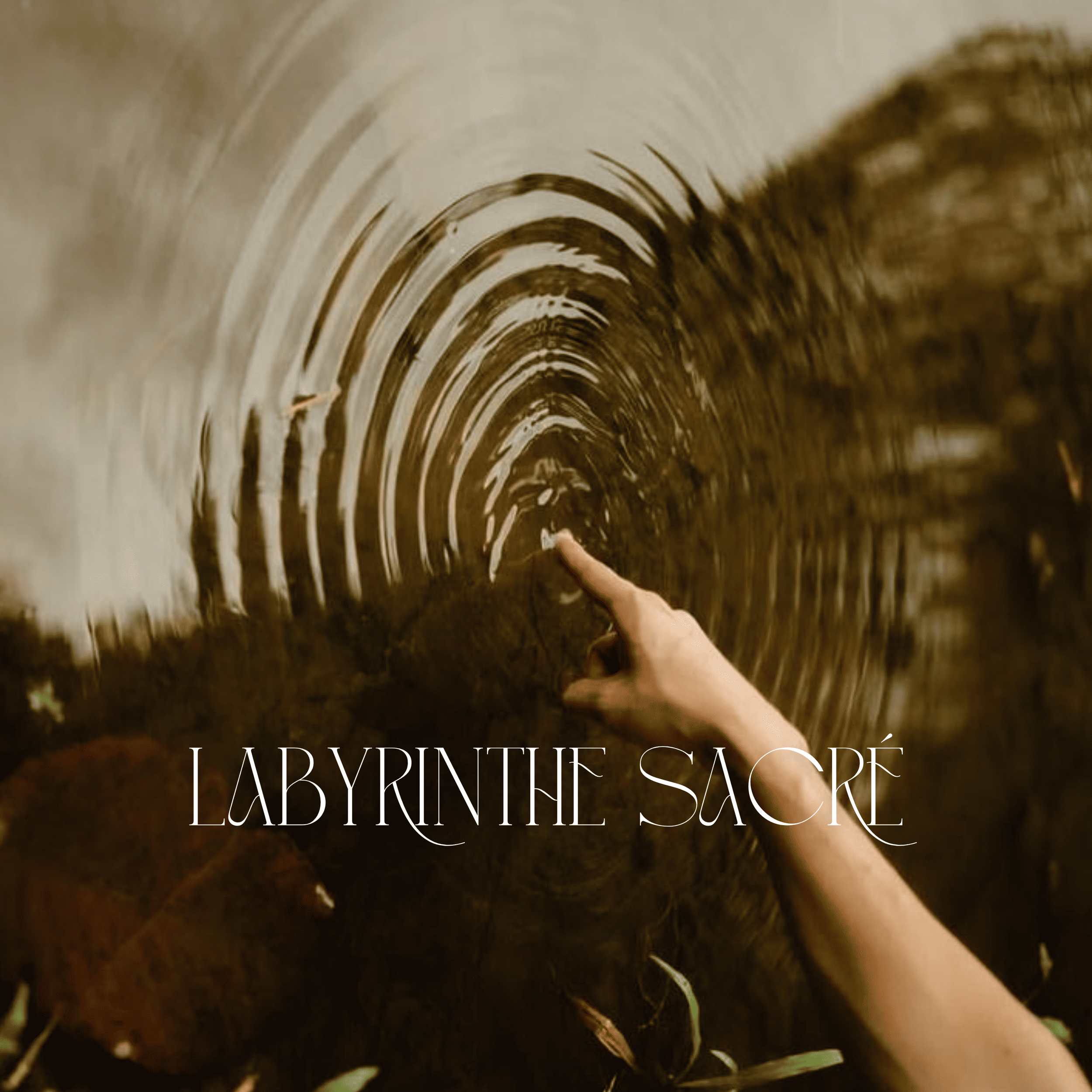 Une main pointant vers un passage d'une pierre dans une zone boisée. Titre superposé : "Labyrinthe Sacré".