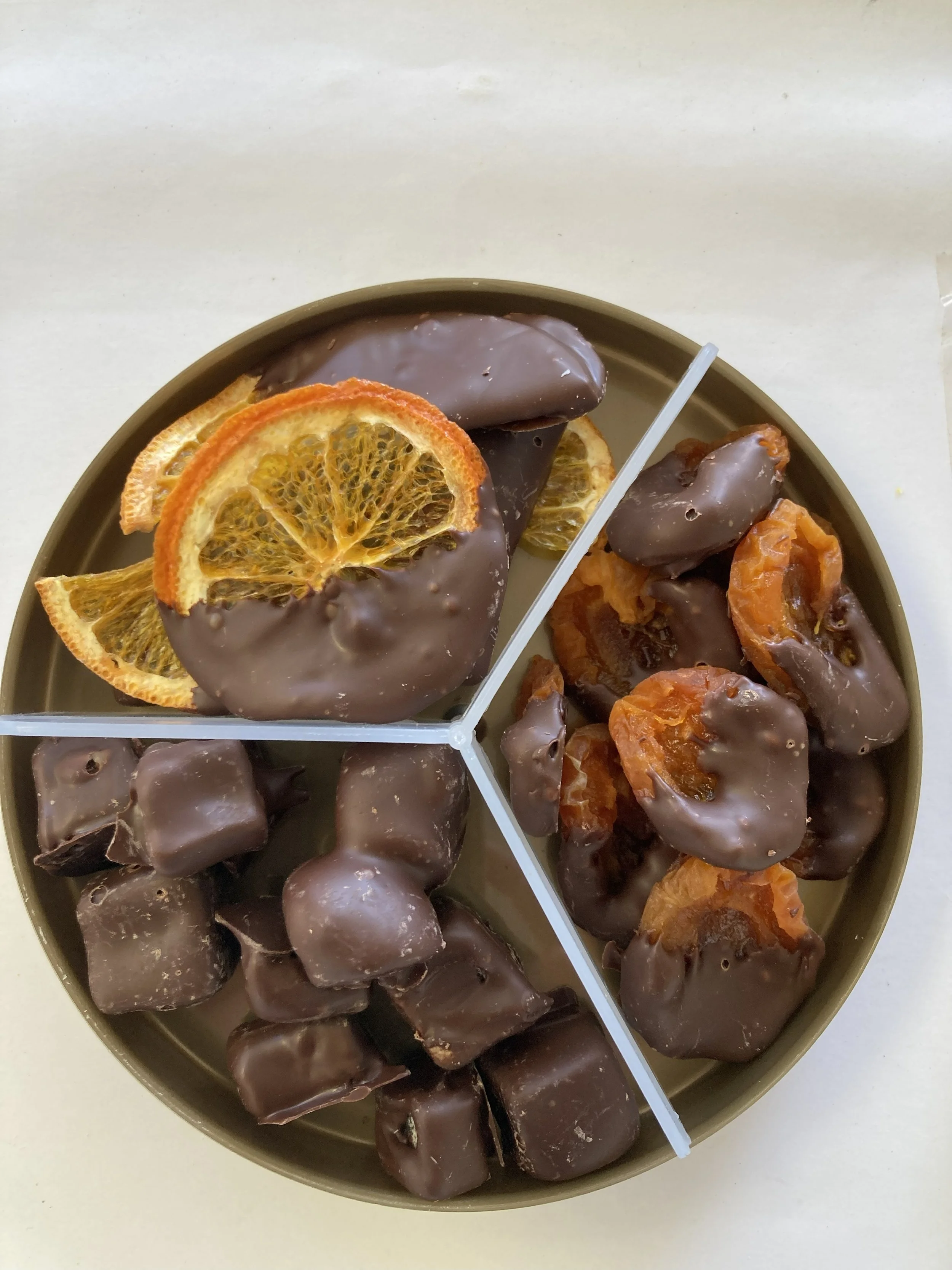 Round Gift Tray - Dark Ginger, Dark Orange & Milk Apricots 230g