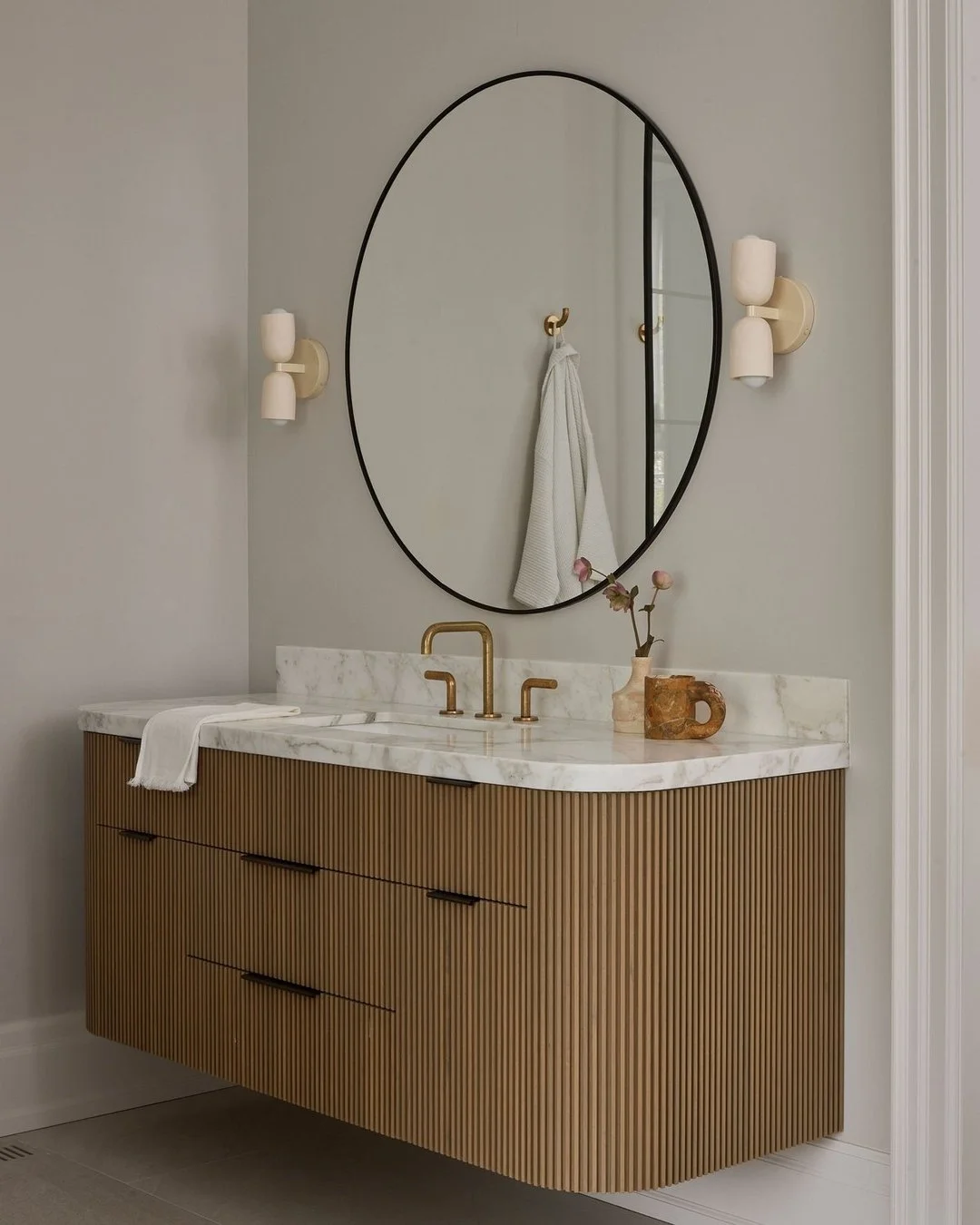 This bathroom looks so elegant but is actually very achievable on a budget.⁣
With some expert knowledge, we can suggest vanity hacks, tile choices and mirrors to replicate this beautiful and calming space. This beautiful bathroom is designed by @shau