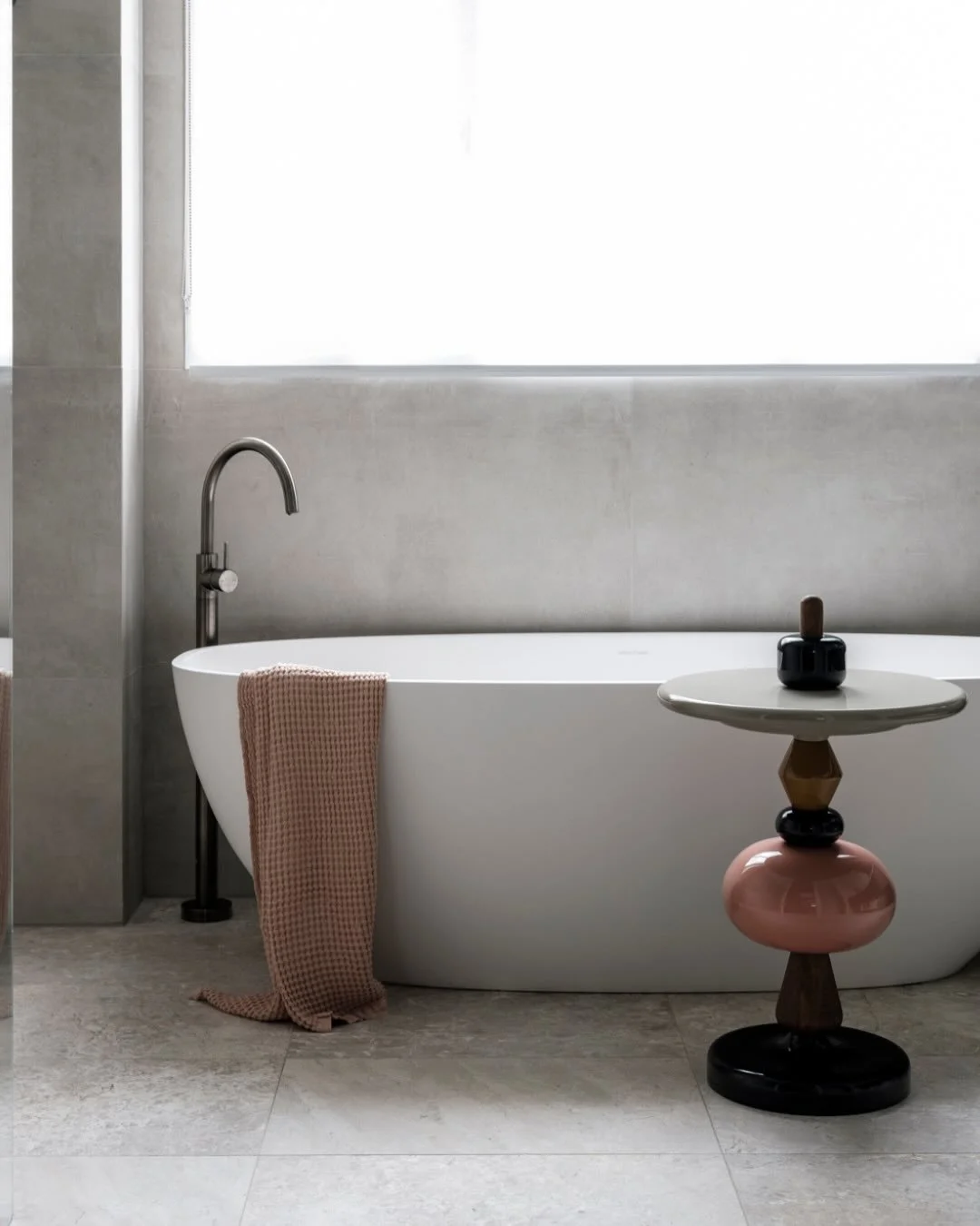 PROJECT II Bishops Ave
Completed in 2021 during a challenging COVID build, the brief was to freshen up this family home while keeping it elegant, well-detailed, and robust enough for teenage kids.
 
The palette:
 
Eveneer Cabinets
 
Cortona Extra Qua