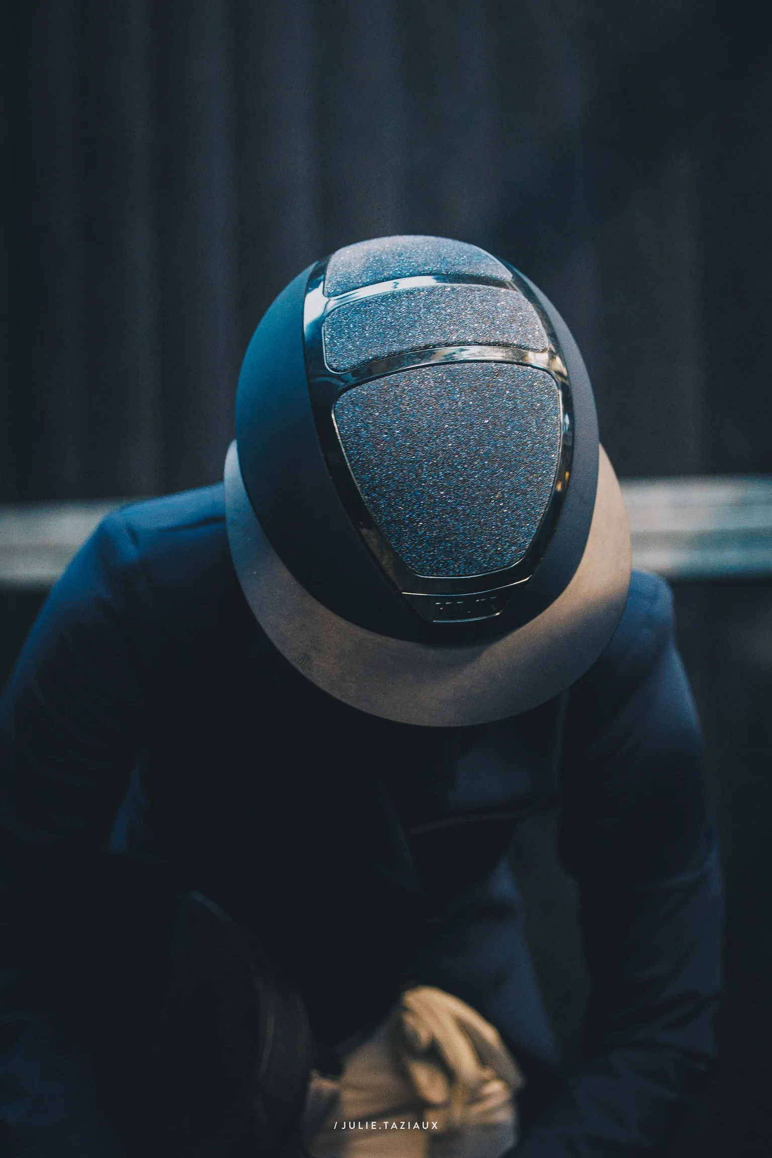 Une personne portant un casque de protection de soudure avec un design moderne, en position inclinée.