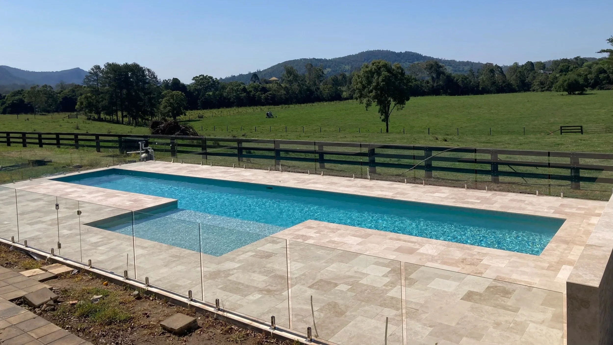 Oranssi carpenter using bench saw