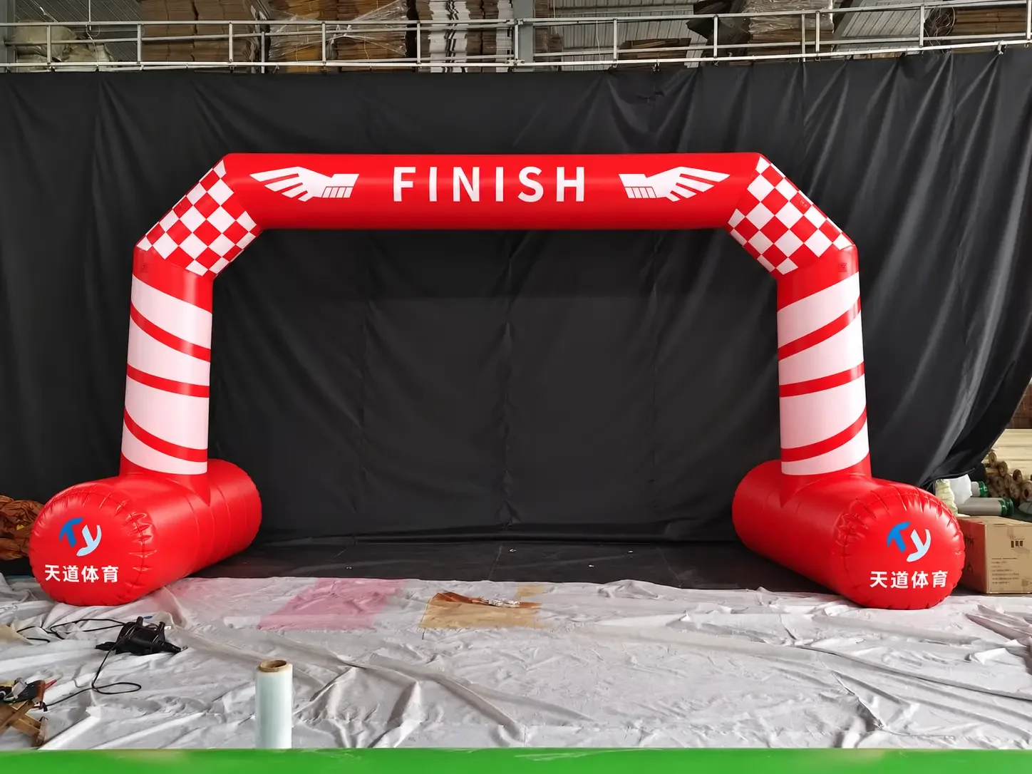 Inflatable Red-and-White Finish Arch.webp