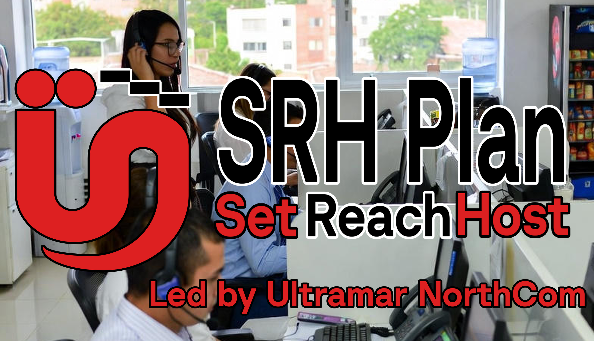 Oficina de centro de atención telefónica con empleados trabajando en sus computadoras y hablando por teléfonos, con un cartel superpuesto que promociona un set de accesorios para íconicas redes sociales en español.