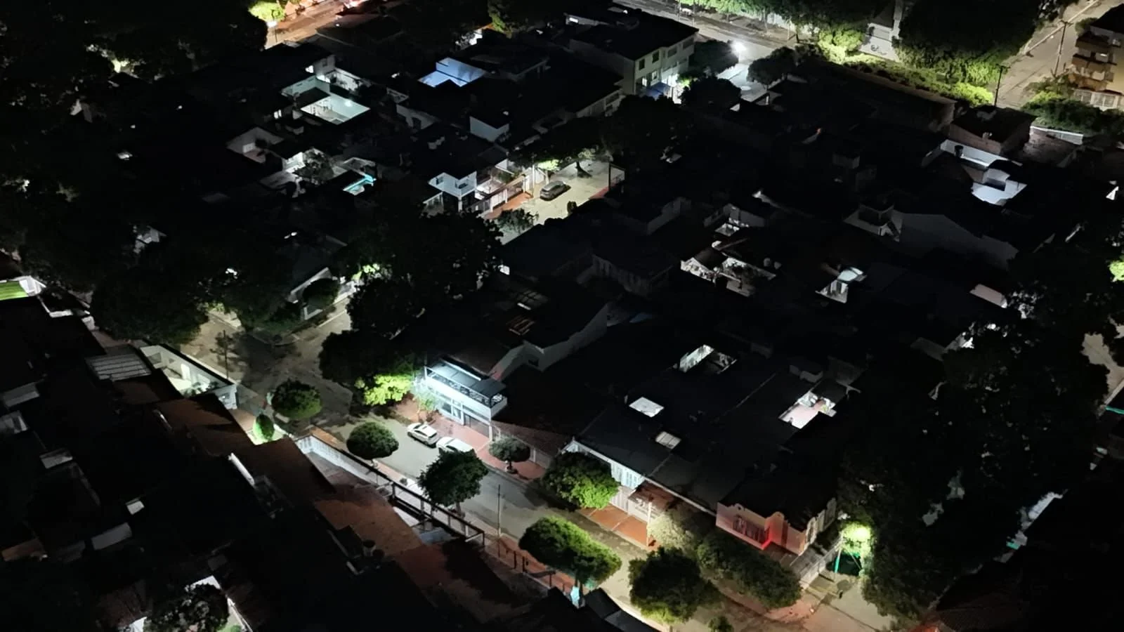 Vista nocturna de las emblemáticas calles de Cúcuta, el Hub emergente de Outsourcing que está transformando la industria de las comunicaciones tercerizadas y los servicios BPO.