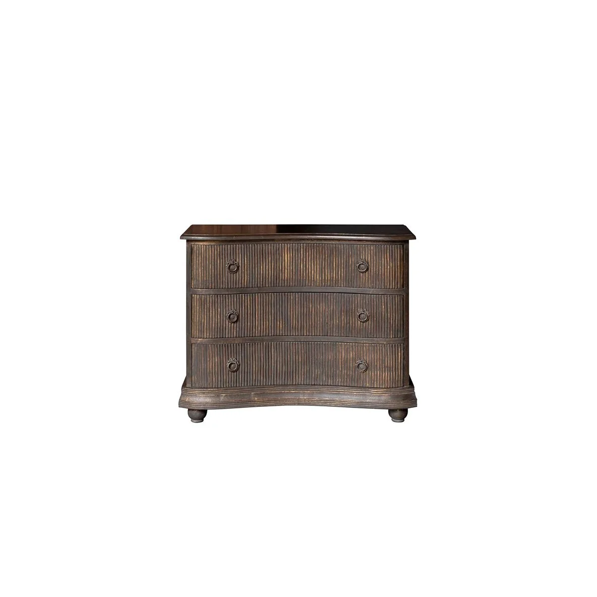 commode en bois foncé avec trois tiroirs, lignes verticales sur les tiroirs, poignées circulaires, pieds ronds, design vintage.