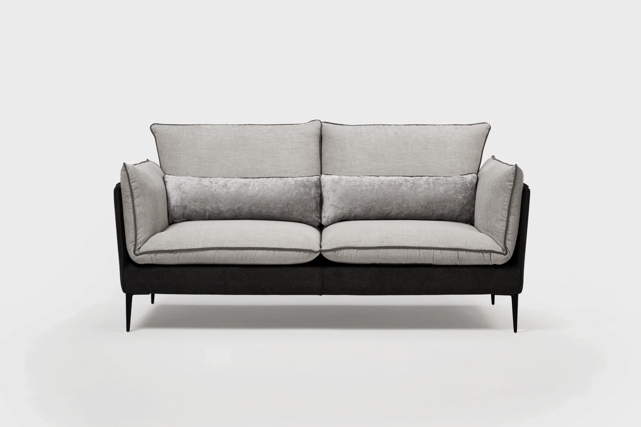 Canapé moderne gris clair avec coussins en velours gris, posé sur un fond blanc.