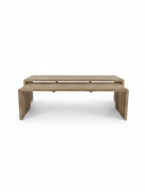 Un banc en bois clair avec une conception moderne, placé contre un fond blanc.