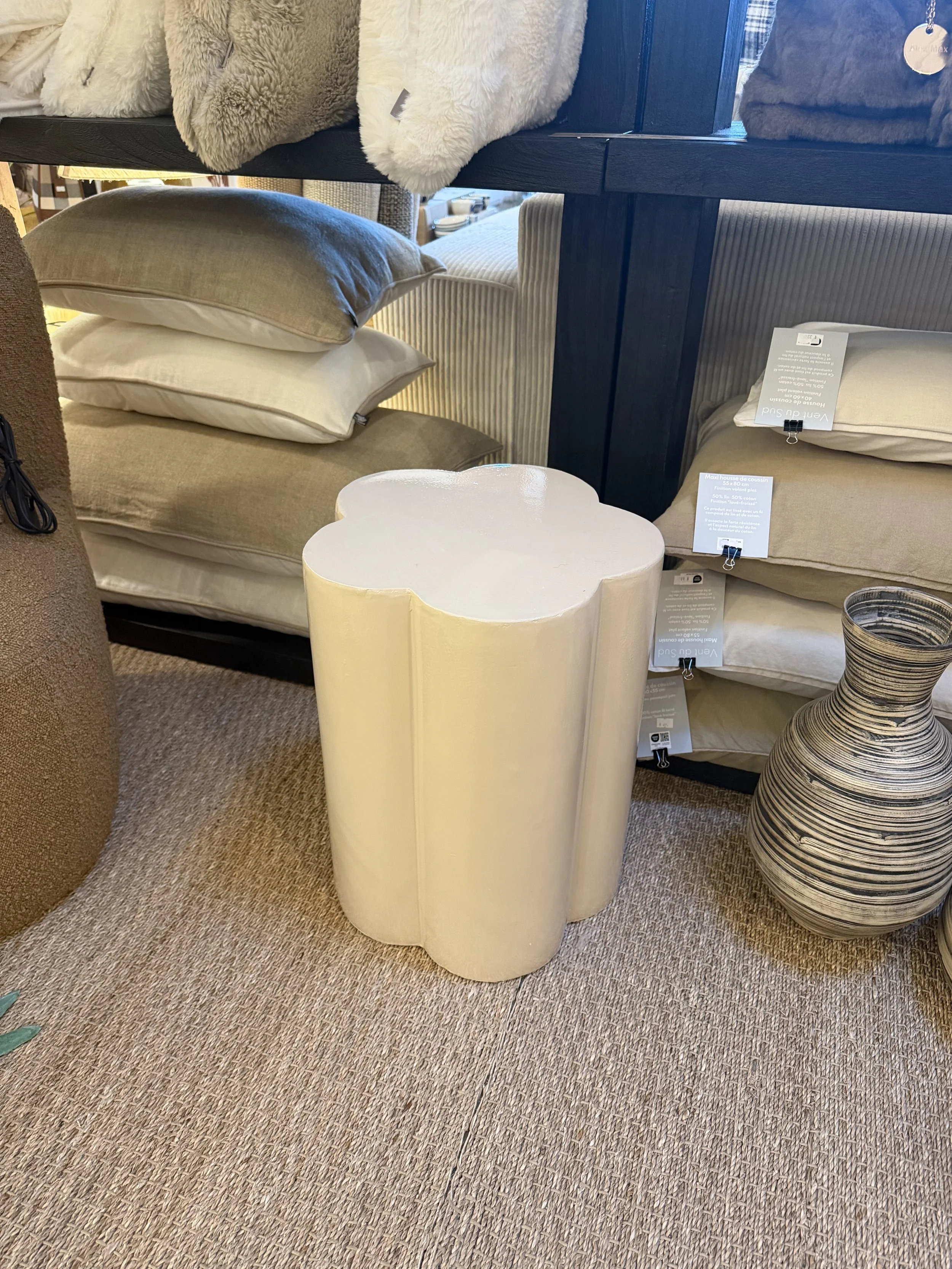 table beige en forme de fleurs en céramique