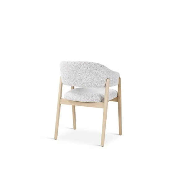 Chaise moderne avec cadre en bois clair et rembourrage blanc avec motifs.
