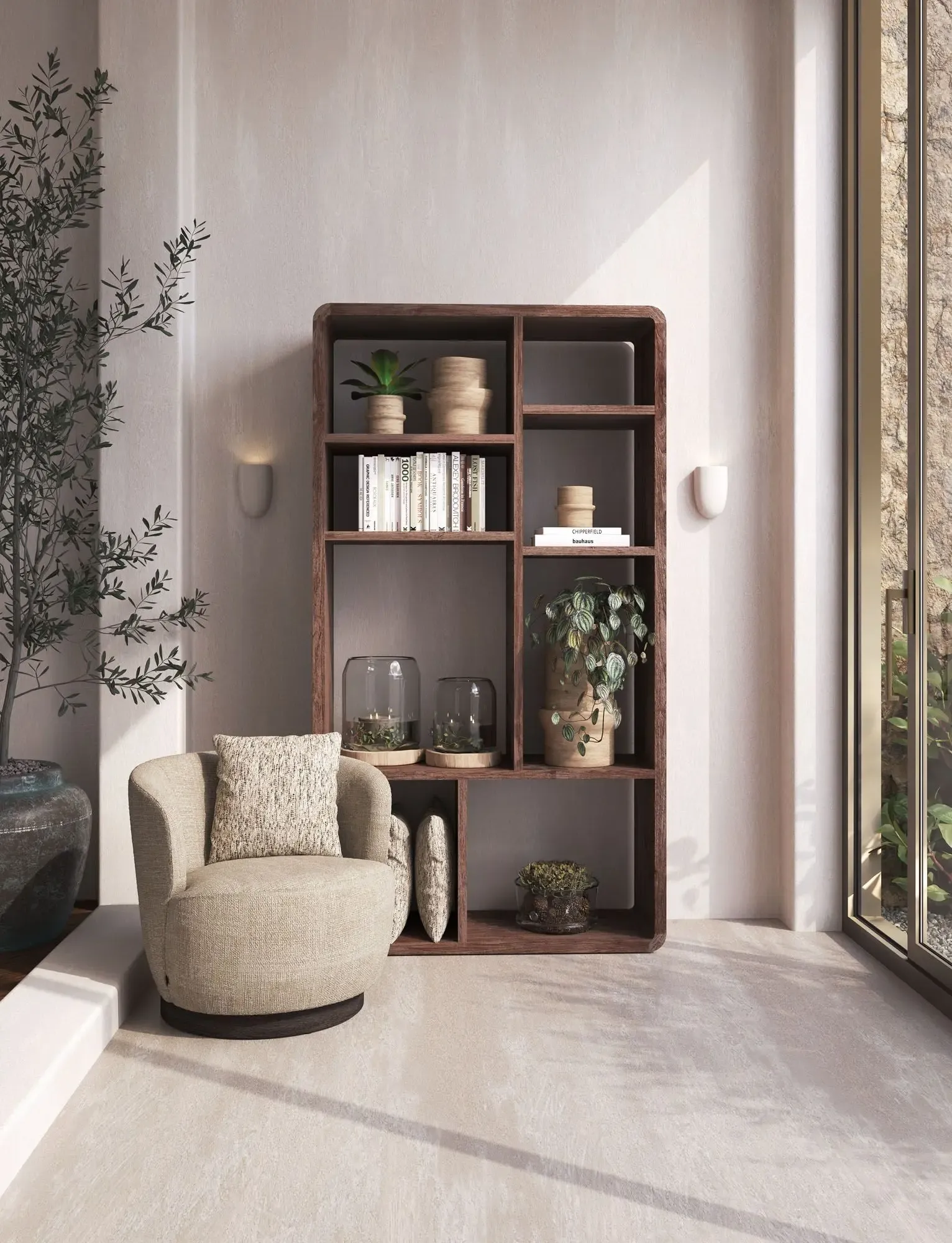 Une étagère en bois avec des plantes, des livres et des décorations, à côté d'une fenêtre et d'un fauteuil beige avec un coussin, dans un intérieur moderne et lumineux.
