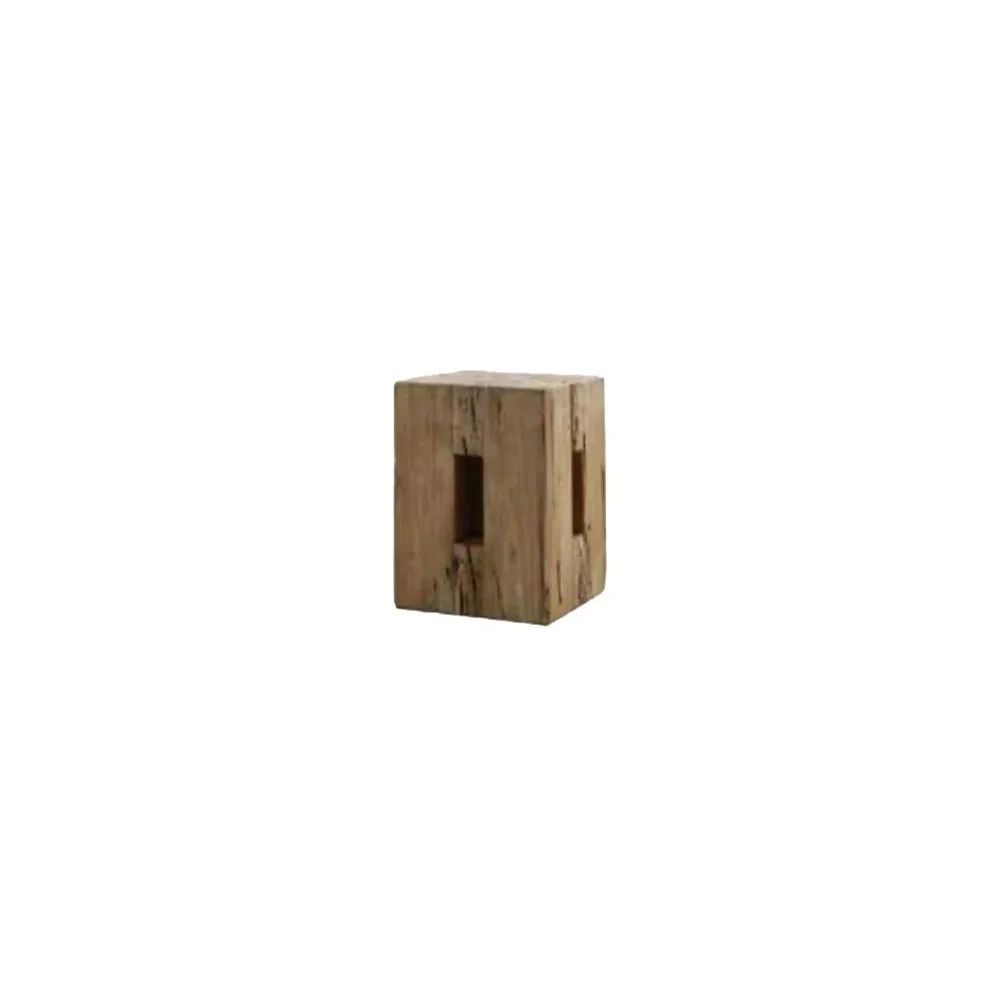 Bloc de bois naturel avec des entailles