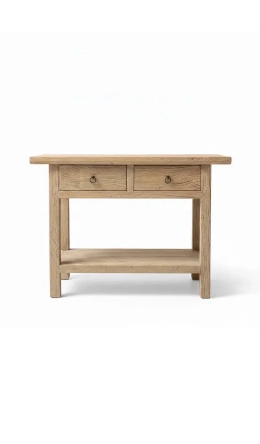 Une table en bois clair avec deux tiroirs en haut et une étagère inférieure, en style simple et minimaliste.