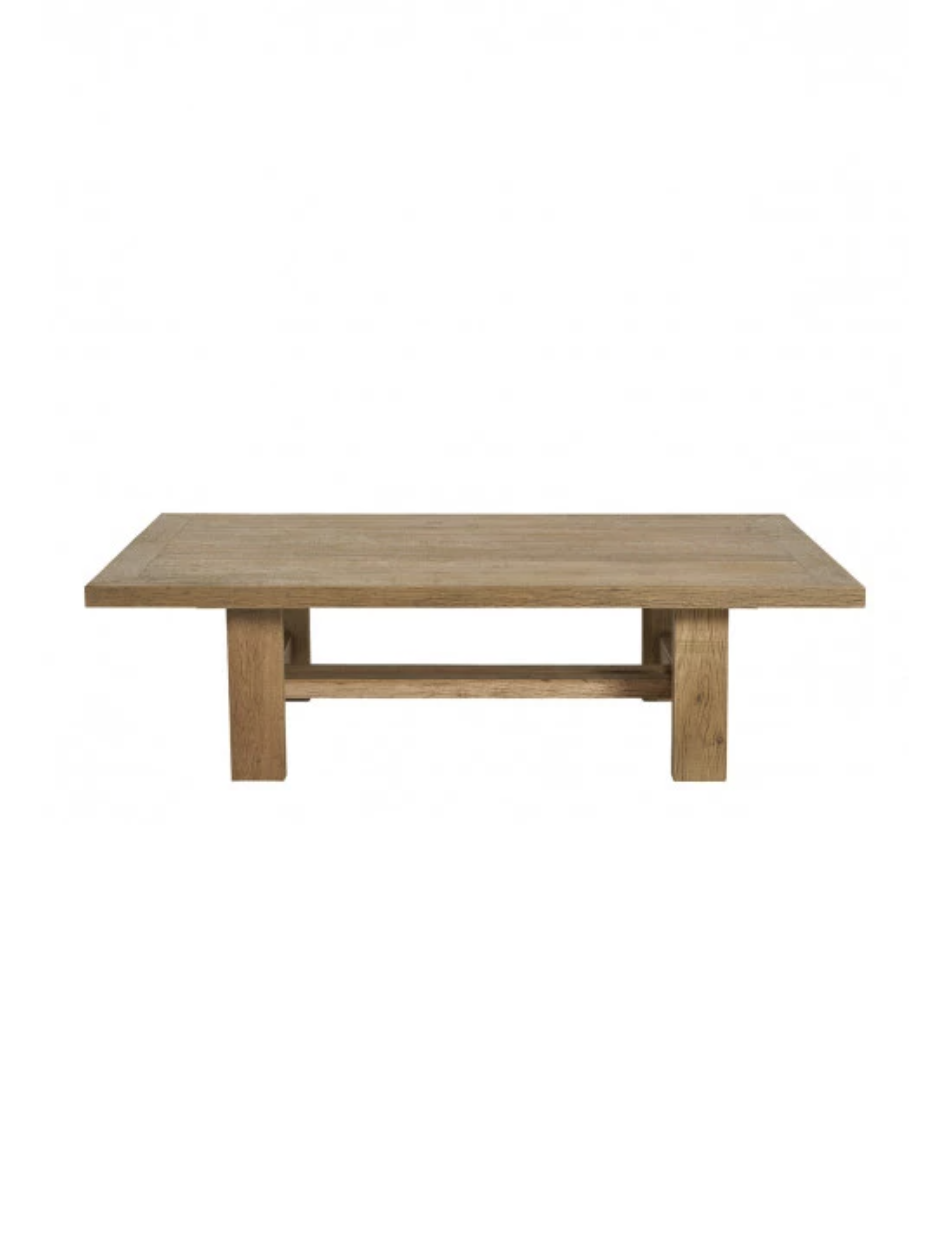 Table en bois clair avec un plateau rectangulaire et des pieds épaifs, vue frontale.