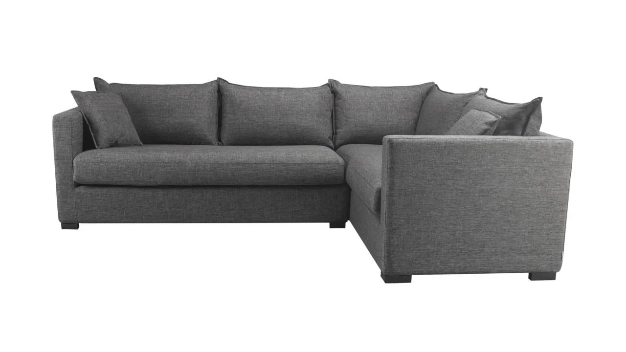 Canapé gris avec plusieurs coussins gris.