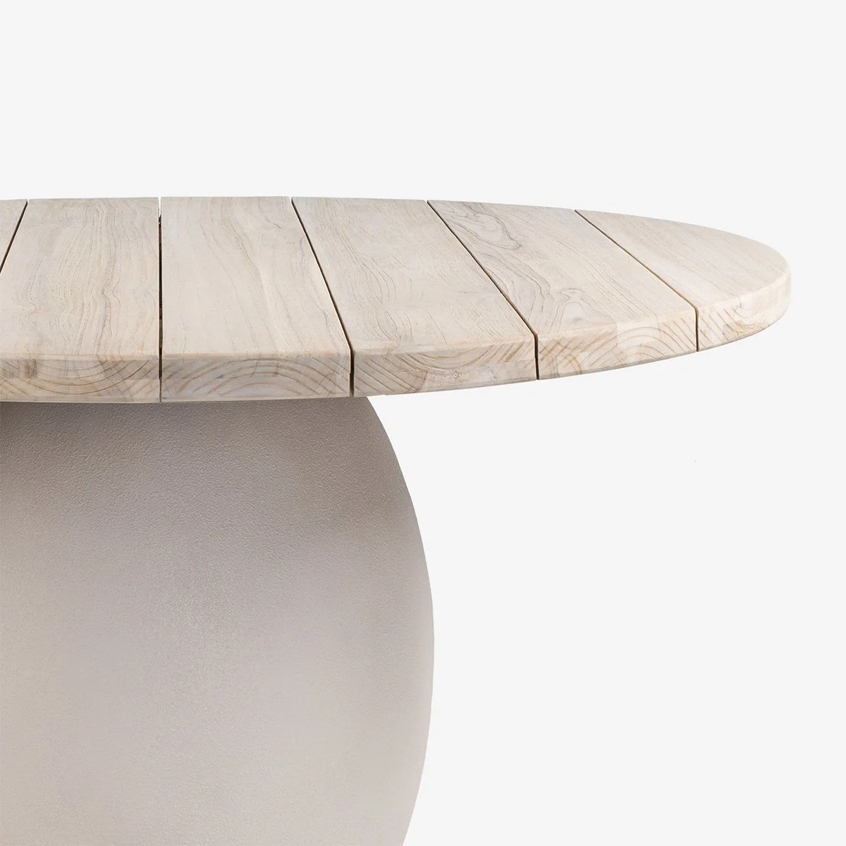 Table en bois clair avec un plateau arrondi et un pied bass.