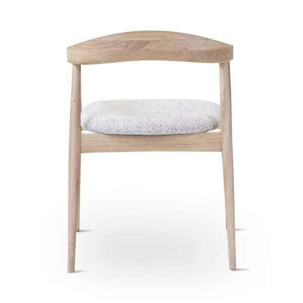 Chaise en bois clair avec dossier courbé et coussin d'assise blanc