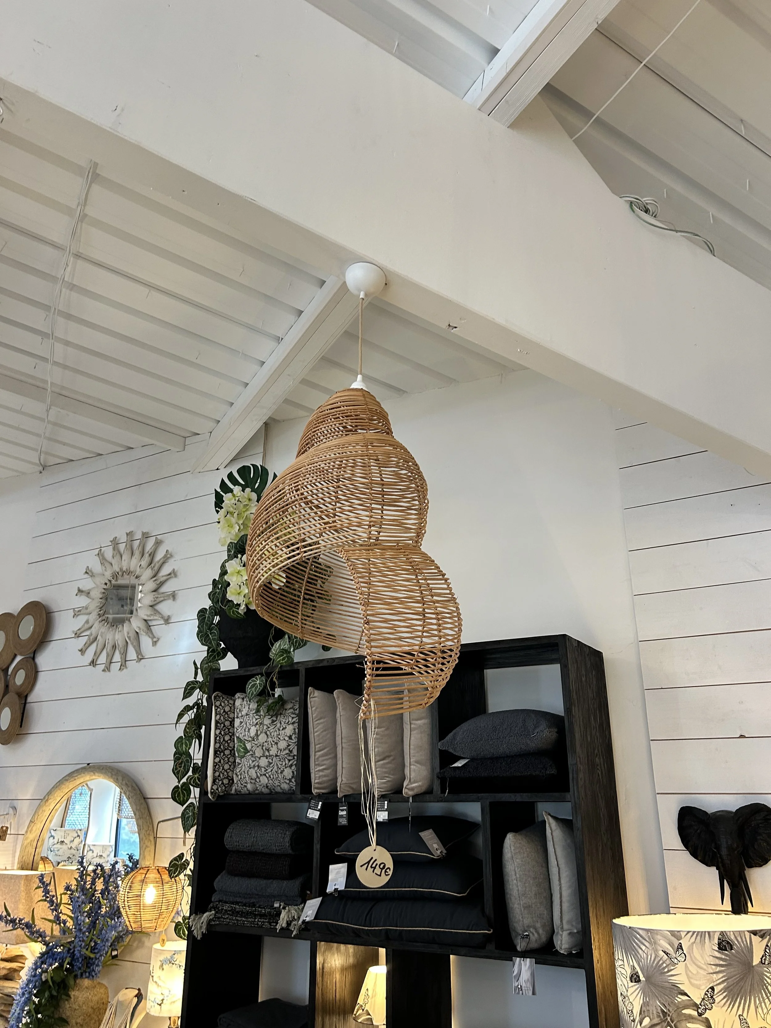 Suspension en rotin suspendue dans un magasin de décoration.