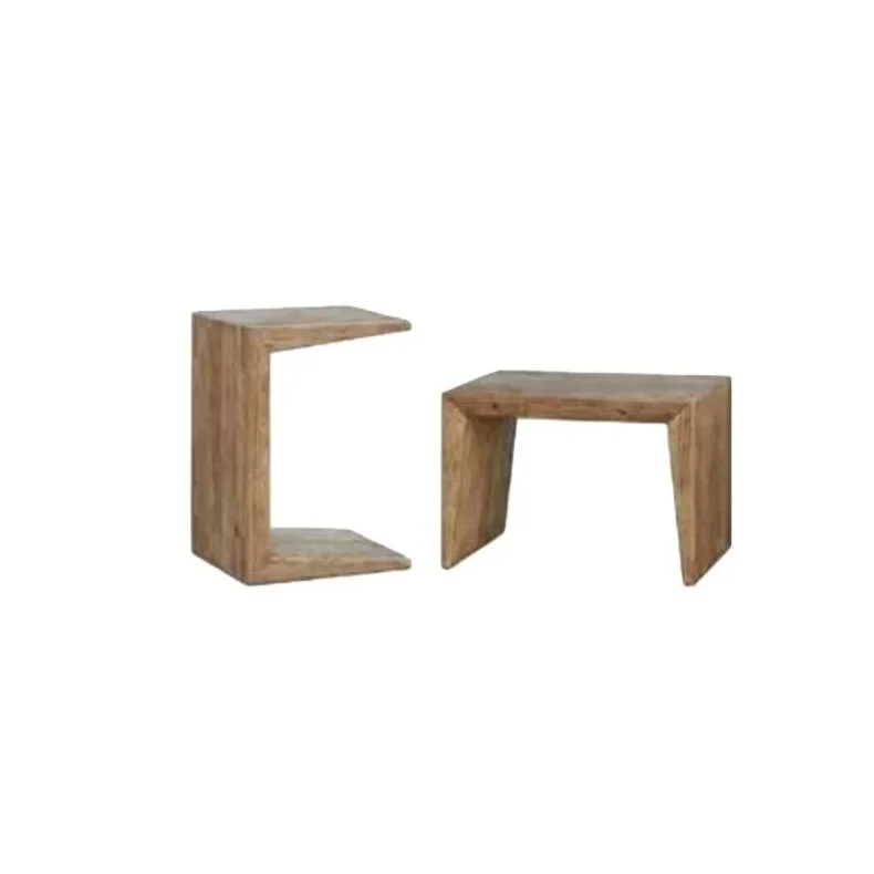 Deux bancs en bois de forme moderne et minimaliste, de couleur naturelle.