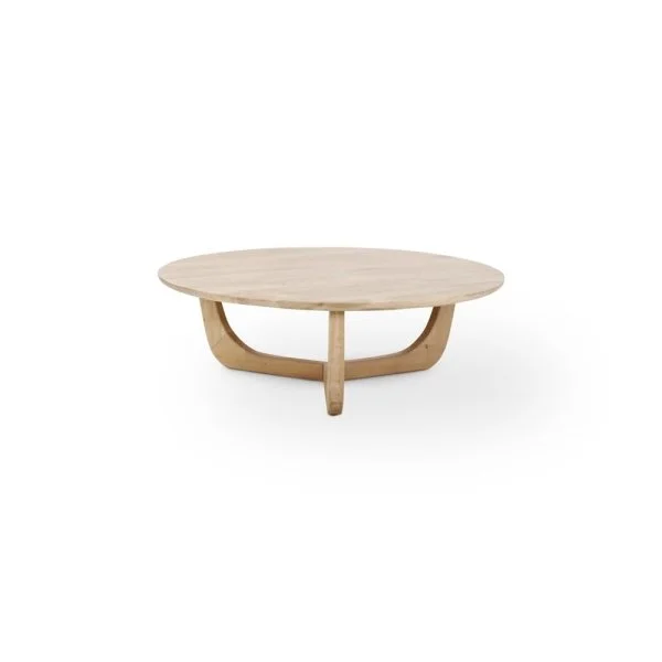 Table basse en bois clair avec une structure en arc