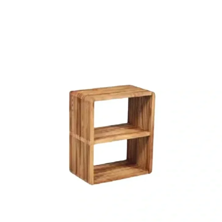 Une petite étagère en bois composée de deux compartiments.