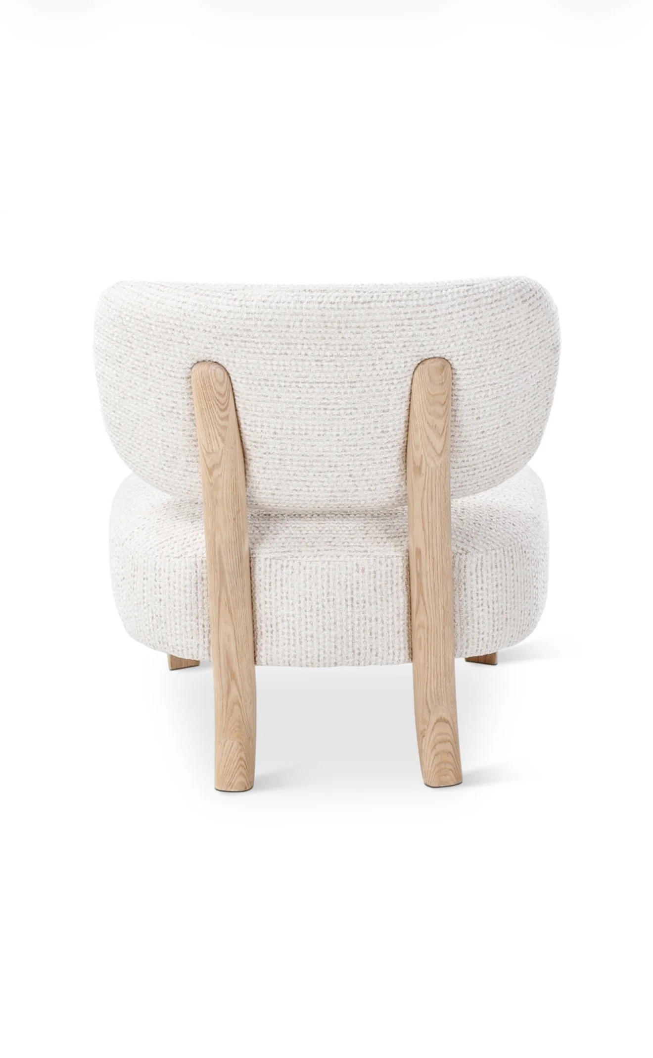 Fauteuil moderne avec une structure en bois clair et un rembourrage en tissu blanc