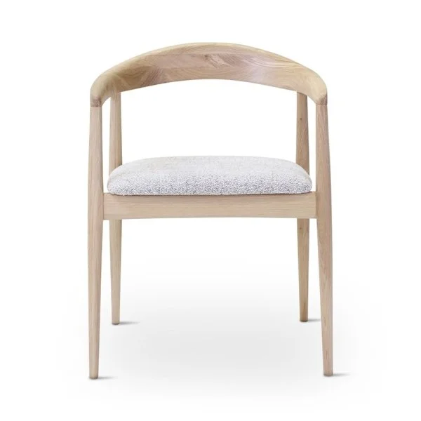 Fauteuil en bois clair avec coussin gris clair.