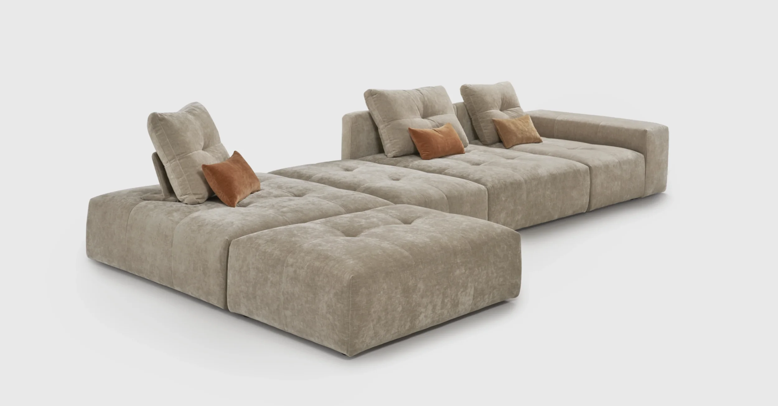 Canapé modulable beige avec plusieurs coussins, dont deux marron et trois beige, sur fond blanc.