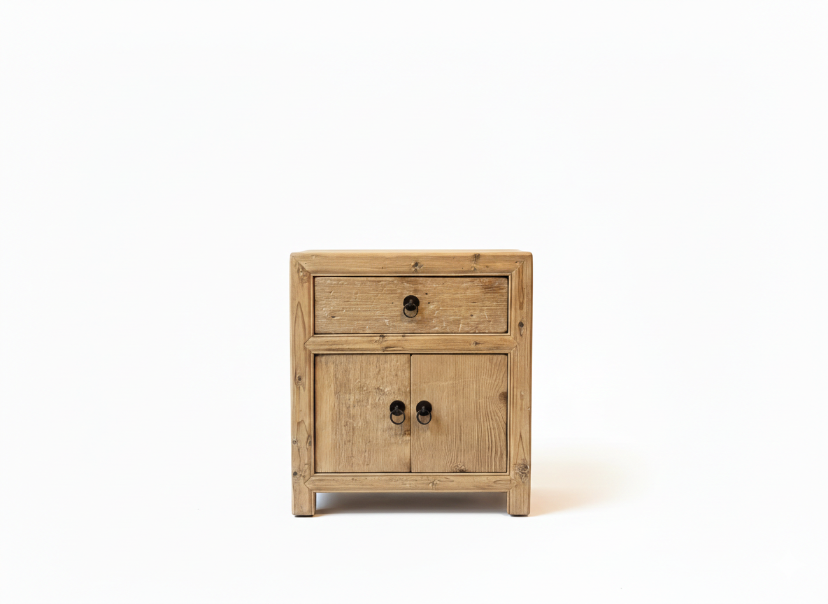 Une table de chevet en bois clair d'orme avec deux portes et un tiroir en haut, équipée de poignées en métal noir.