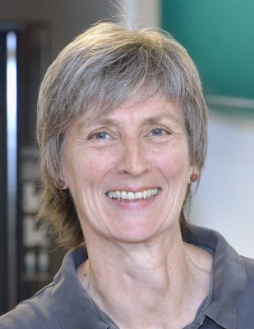 die abgebildete lächelnde weibliche Physiotherapeutin mit Feldenkraisausbildung ist Britta von Dollen aus Zeven von Feldenkraisimnorden