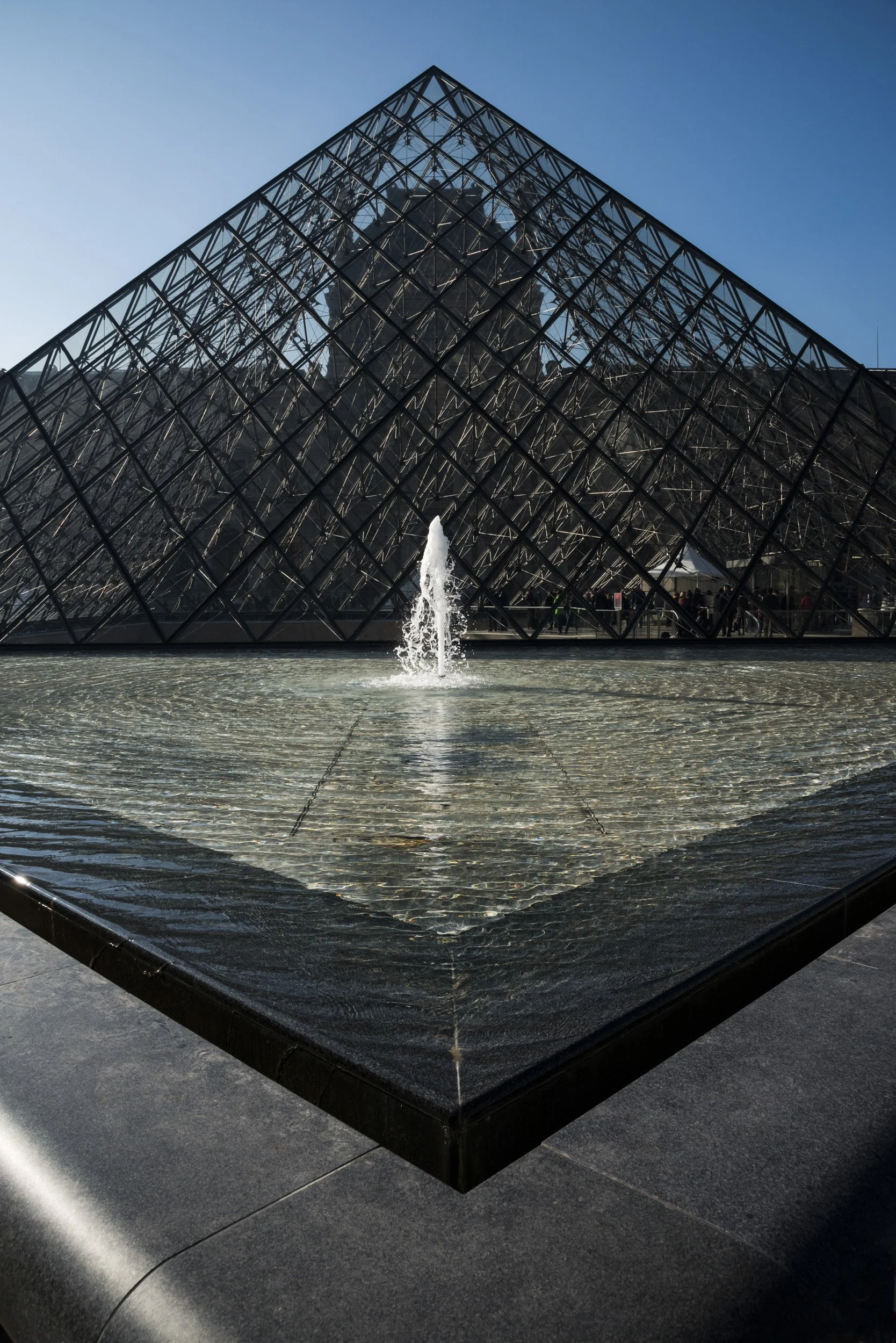 Louvre-CourNapoleon-006.jpg