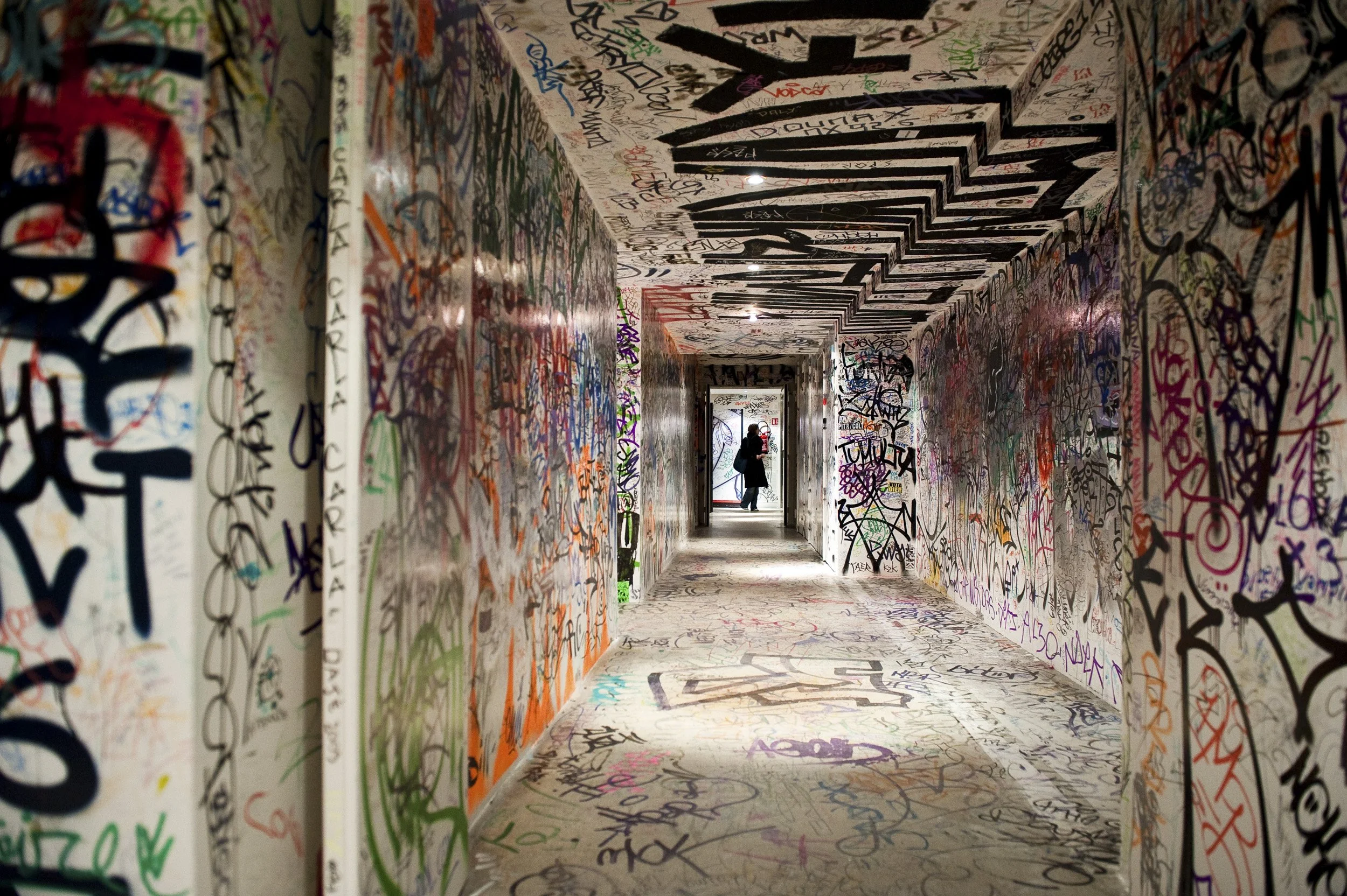 Exposition Graffiti Couloir des toilettes