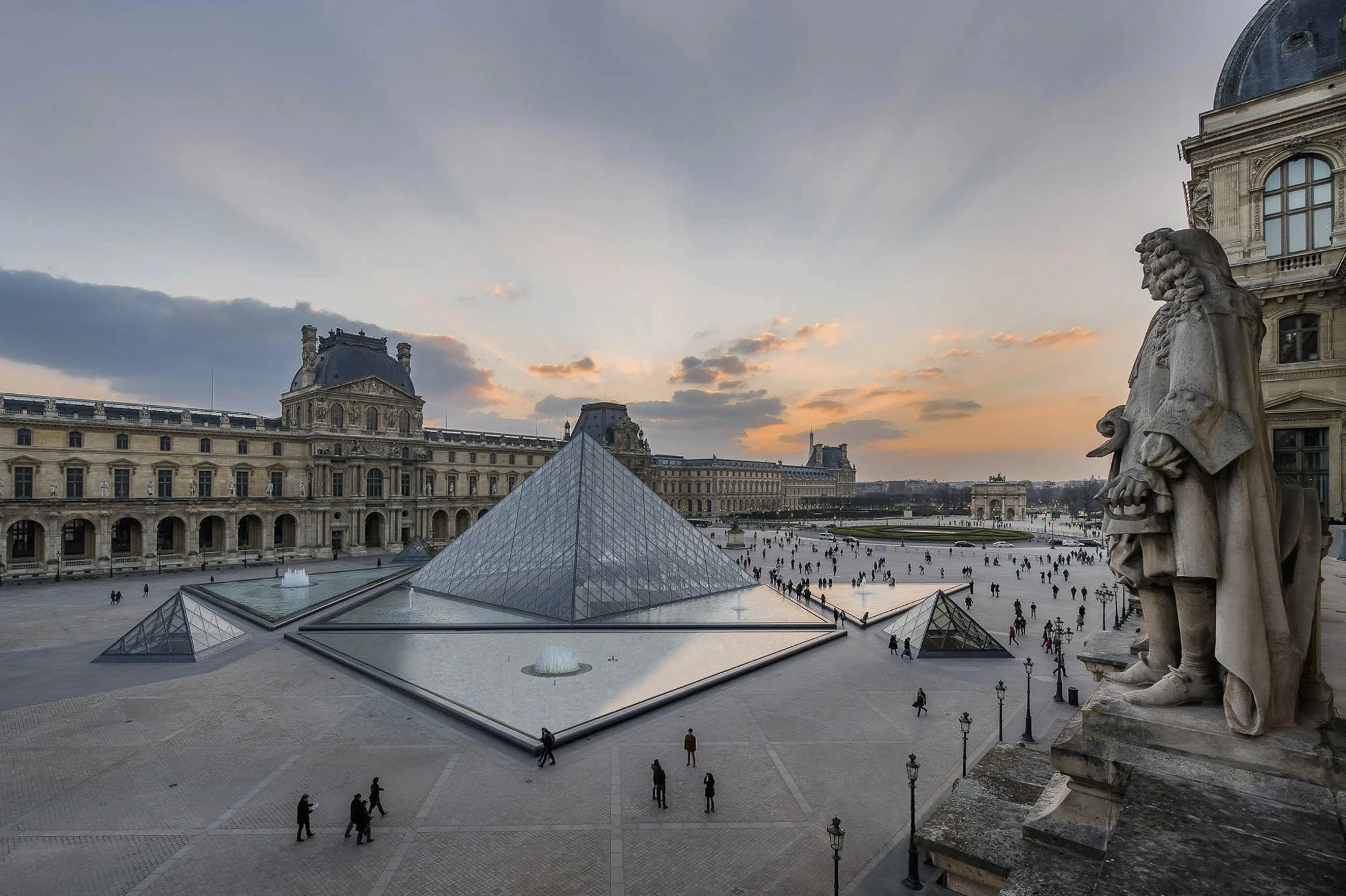 Louvre-CourNapoleon-035.jpg