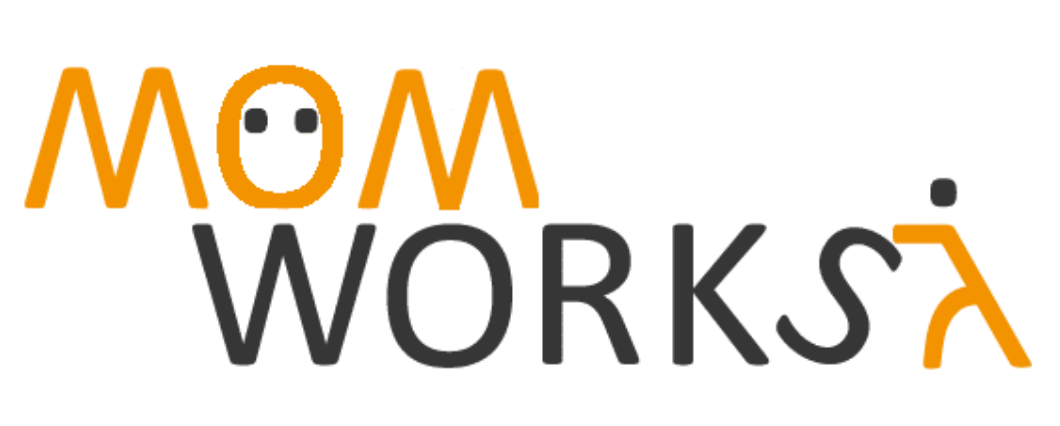 Text mit den Worten 'MOM WORKS' und einem Männchen, das die Buchstaben anschiebt, das an der rechten Seite steht.