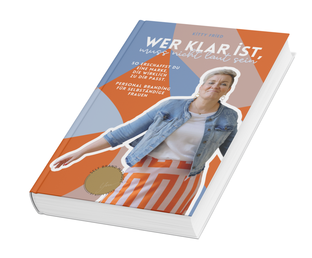 Ein Buch mit dem Titel 'Wer klar ist, muss nicht laut sein', das eine Frau im Denim-Jacke und weißen T-Shirt zeigt, die selbstbewusst posiert.