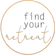 Kreisförmiges Logo mit dem Text 'find your retreat' in der Mitte, 'find your' in Schwarz und 'retreat' in Gold, auf weißem Hintergrund.