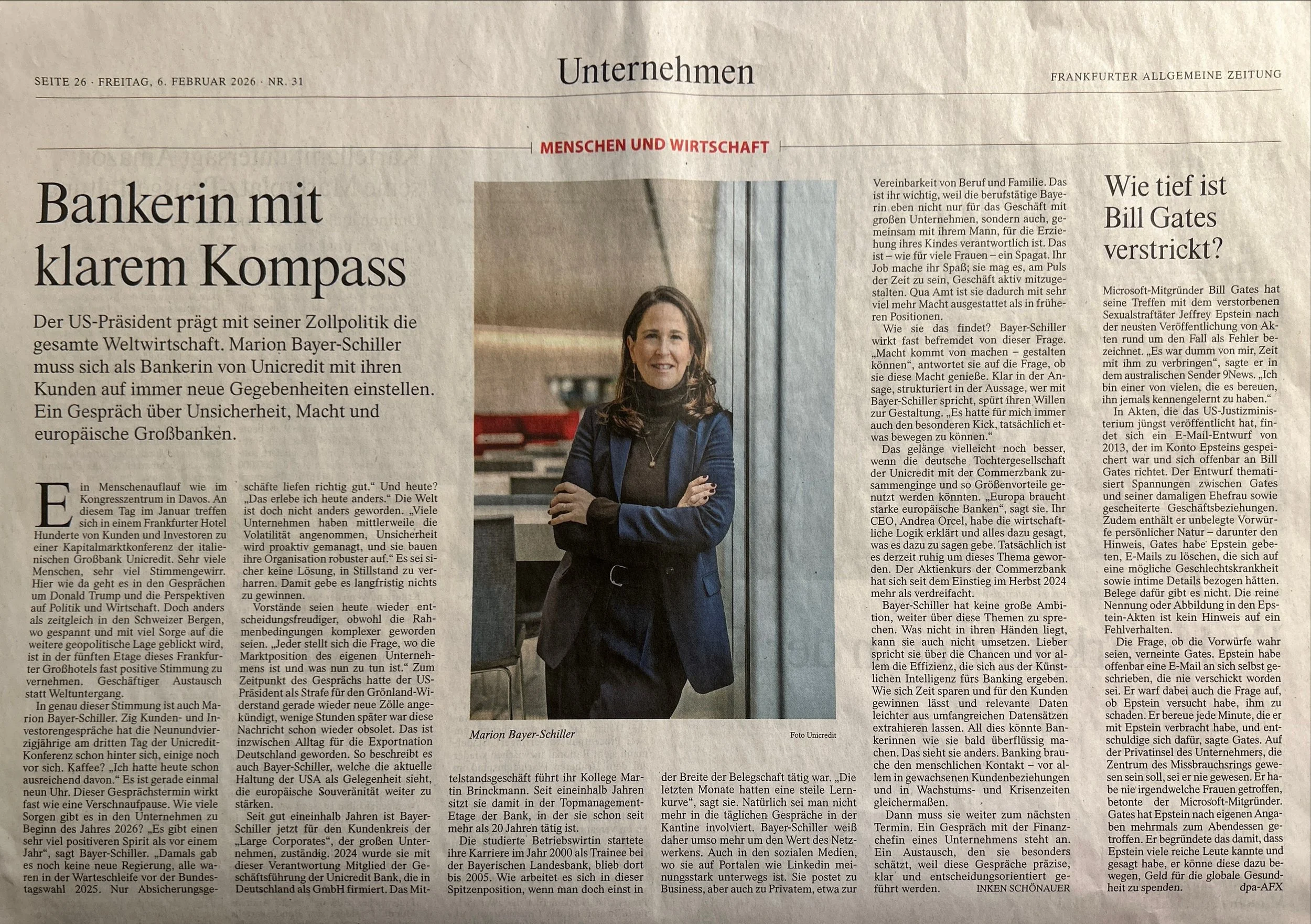 Zeitungsartikel mit einem Foto einer Frau, die lächelnd in einem dunklen Blazer vor einem Fenster steht.