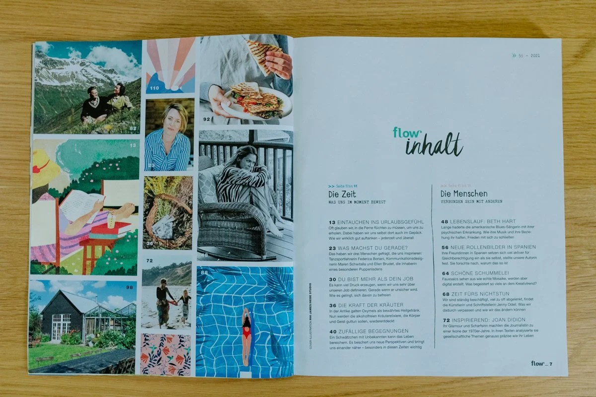 Offenes Magazin mit mehreren Fotos und Text auf einer Holzoberfläche. Der Titel lautet 'flow inhalt', mit Kapiteln wie 'Die Zeit', 'Die Menschen' und weiteren Themen. Fotos zeigen Natur, Essen, Menschen beim Lesen und Schwimmen, sowie eine Illustration.