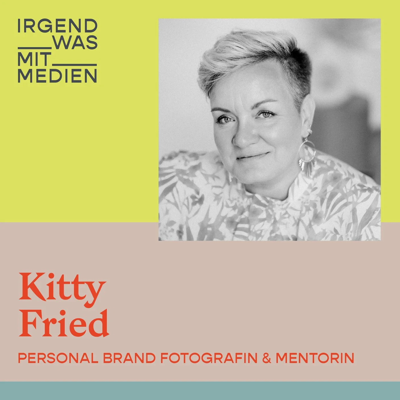 Ein Farbfoto einer Frau mit kurzen, blonden Haaren, die ein lustiges Muster trägt. Text auf dem Bild: "Irgendwas mit Medien" und "Kitty Fried, Personal Brand Fotografin & Mentorin".